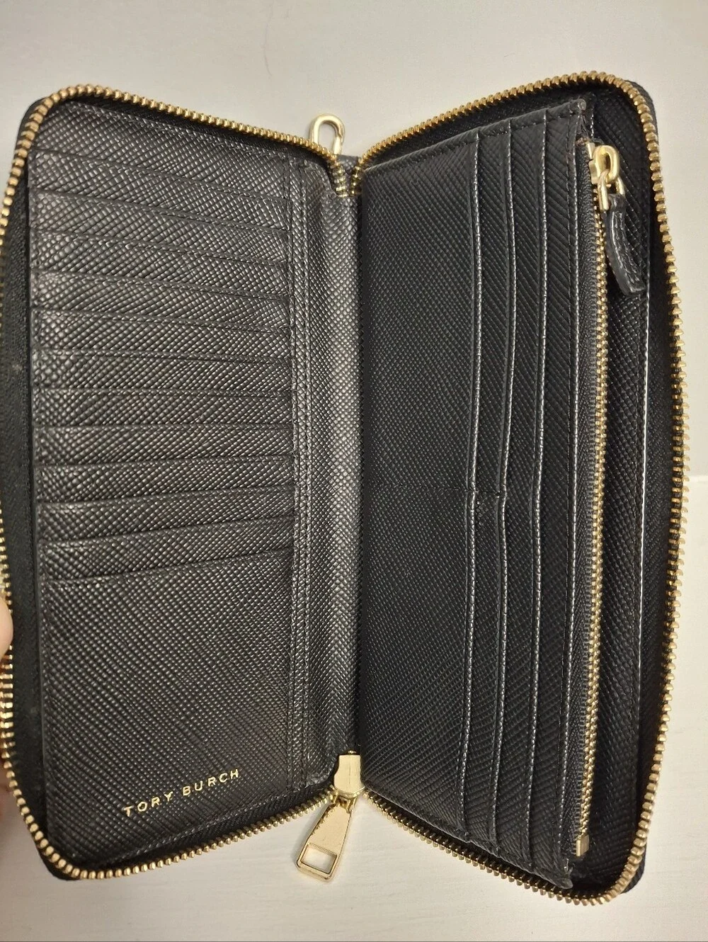 Tory Burch Robinson Black Saffiano Leather Zip Around Wristlet Wallet EUC